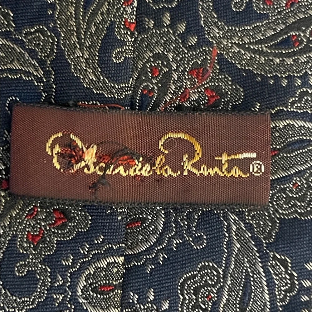 Oscar de la Renta Navy and Red Paisley Tie - Picture 4 of 5